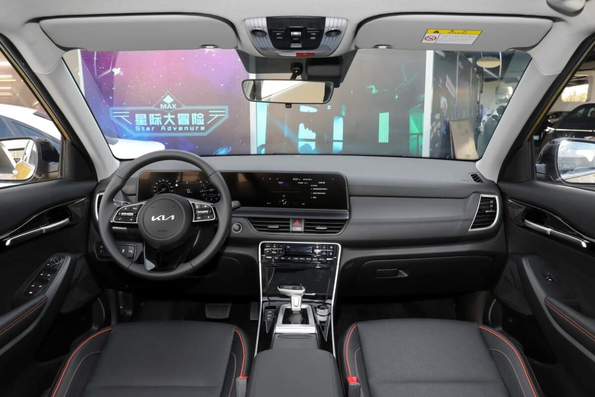 KIA Seltos White+Black Top